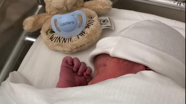 Luis Suárez anunció el nacimiento de su tercer hijo