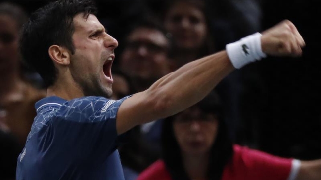 Novak Djokovic derrotó en un partidazo a Roger Federer y avanzó a la final en París-Bercy