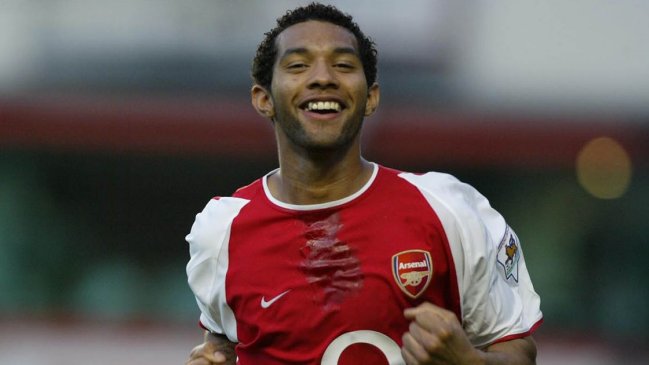 Ex estrella de Arsenal reveló que hizo su debut profesional con resaca tras fiesta de madrugada