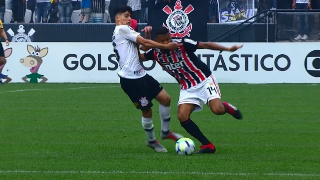 Ángelo Araos sufrió una nueva expulsión en empate entre Corinthians y Sao Paulo