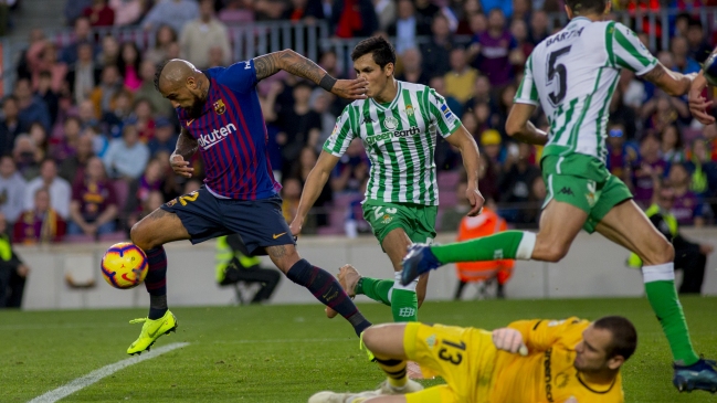 Arturo Vidal anotó un gol y dio una asistencia en dura derrota de Barcelona ante Real Betis