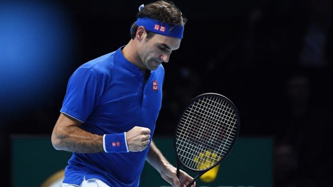Federer dominó con amplio margen a Thiem para conseguir su primera victoria en Londres