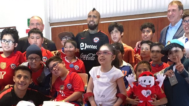 La Roja recibió la visita de niños de la Teletón en "Juan Pinto Durán"
