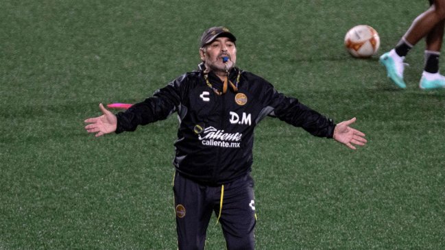 Maradona llegó bailando cumbia al estadio pero su equipo empató en el ascenso mexicano