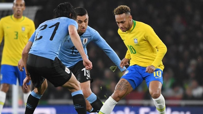 Neymar y Edinson Cavani tuvieron encontrón en el Brasil-Uruguay