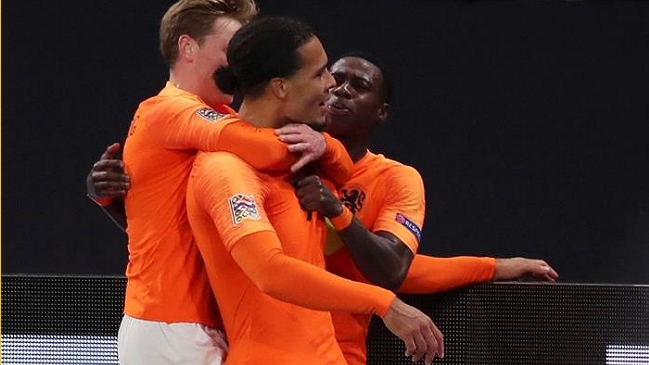 Holandés Van Dijk tuvo noble gesto con el árbitro del partido ante Alemania que perdió a su madre