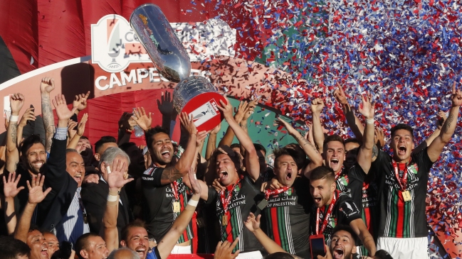 La etílica celebración con el trofeo de la Copa Chile