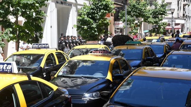 Taxistas protestaron en la AFA tras convenio de patrocinio entre Uber y la selección argentina
