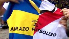 Insólito: Italiano pidió un "abrazo futbolero" en La Bombonera con doble camiseta de Boca y River