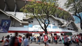 Hinchas de River atacaron bus con jugadores de Boca Juniors en la entrada del Monumental