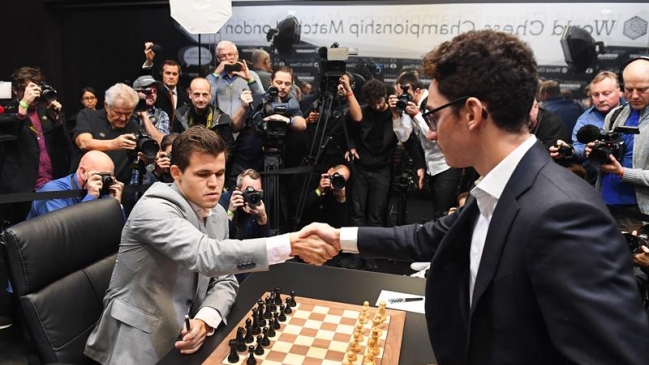 El noruego Carlsen tumbó a Caruana por la vía rápida y retuvo la corona del Mundial de ajedrez