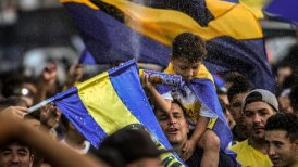 Hinchas de Boca Juniors despidieron a su equipo con un masivo banderazo