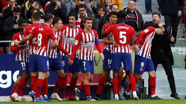 Atlético de Madrid goleó a Alavés de Guillermo Maripán y se sumó al liderato de la liga española