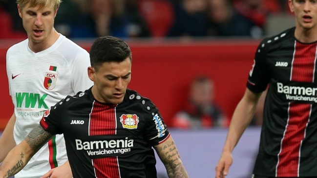 Charles Aránguiz destacó en ajustado triunfo de Bayer Leverkusen sobre Augsburgo