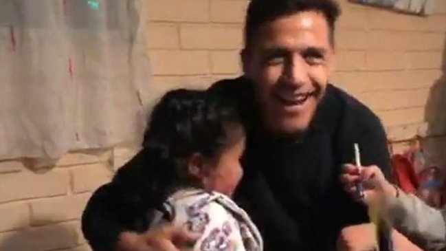 Alexis Sánchez compartió con niños de un hogar de menores y los sorprendió con múltiples regalos