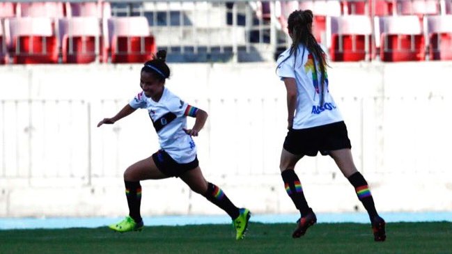 Santiago Morning levantó su primera copa en el Torneo Femenino al derribar en la final a Palestino