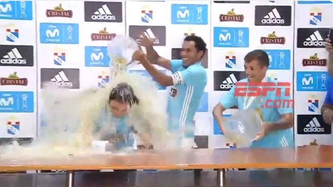 Mario Salas fue bañado en cerveza por los jugadores de Sporting Cristal