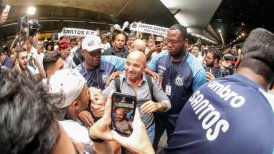 Sampaoli fue recibido por decenas de hinchas de Santos tras llegar a Brasil