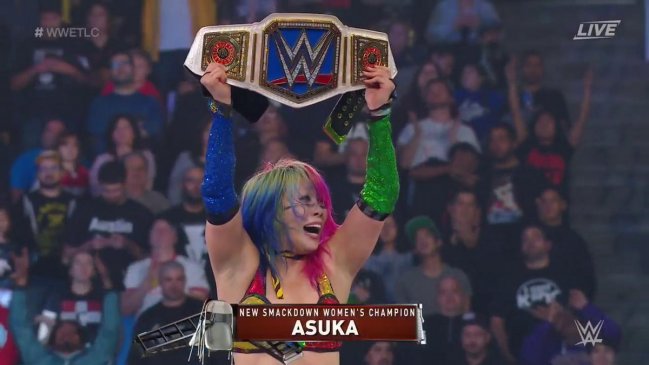 Asuka conquistó el título de Smackdown tras vencer a Becky Lynch y Charlotte Flair en TLC
