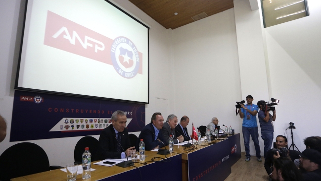 La ANFP notificó a la FIFA y a Conmebol sobre los recursos judiciales de Barnechea y Santa Cruz
