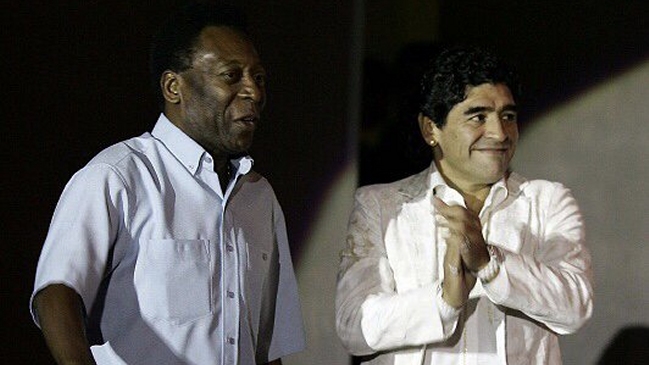 Pelé le envió deseos de una pronta recuperación a su amigo Maradona
