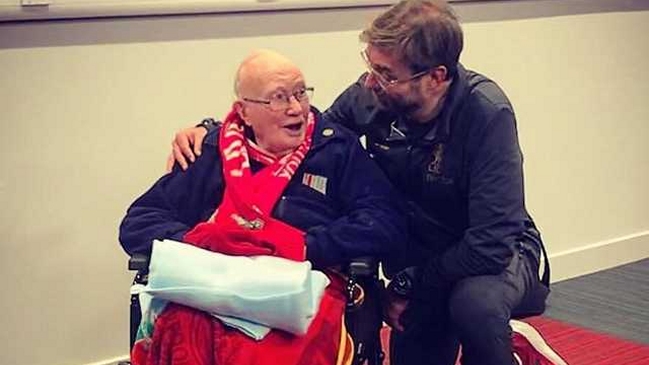 Jürgen Klopp saludó a fanático de Liverpool de 104 años tras agónico triunfo en Premier League