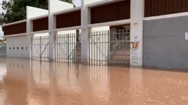 Alrededores del Estadio Zorros del Desierto quedaron inundados por crecida del río Loa