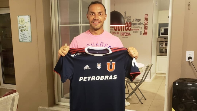 Marcelo Díaz recibió como regalo la nueva camiseta de Universidad de Chile