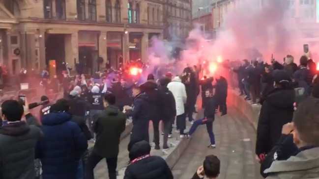 Hinchas de PSG se tomaron las calles de Manchester en la previa al choque con el United