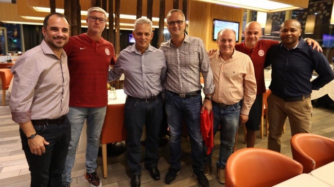 Reinaldo Rueda visitó la delegación de Inter de Porto Alegre antes de su duelo con Palestino