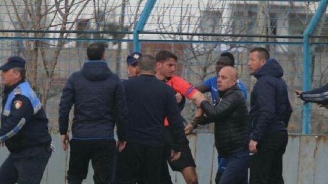 Arbitros abandonaron la Superliga de Albania en protesta por violencia constante