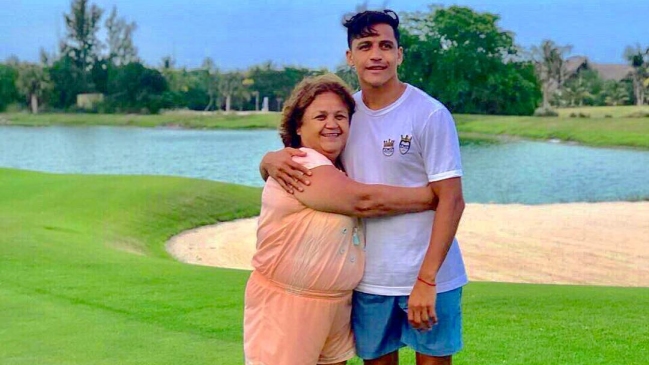 El saludo de Alexis Sánchez a su madre: Siempre sabe lo que me pasa