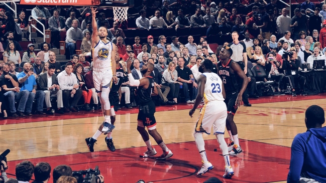 Golden State Warriors derribó a Houston Rockets en duelo de líderes de la NBA
