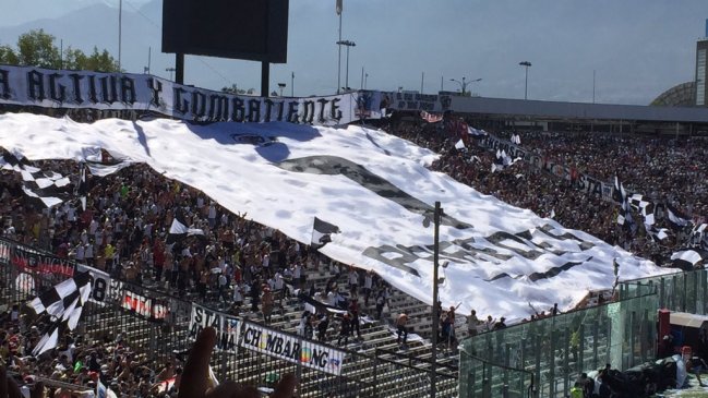 Garra Blanca rindió homenaje a Esteban Paredes con espectacular camiseta gigante en el clásico