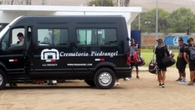 ¡Insólito! Club peruano llegó a un partido en una camioneta funeraria