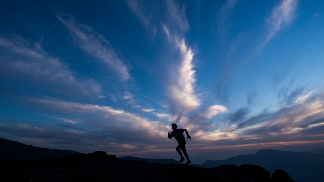 Cerca de 500 deportistas competirán en inédito trail running nocturno por los cerros de Lo Barnechea