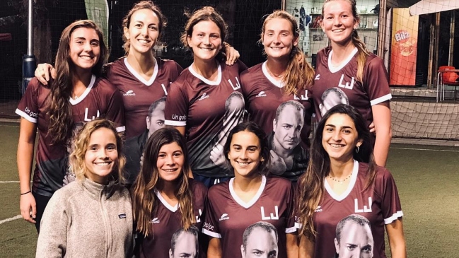 Equipo femenino de fútbol amateur estampó la cara de Luis Jara en su camiseta