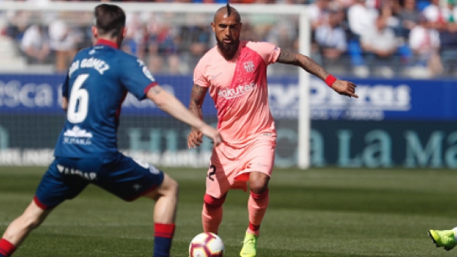 Arturo Vidal comandó a Barcelona en reñido empate ante Huesca en la liga española