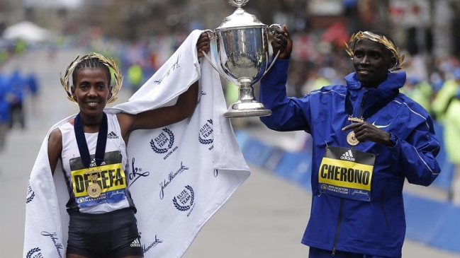 El keniano Cherono y la etíope Degefa debutaron con triunfo en el Maratón de Boston