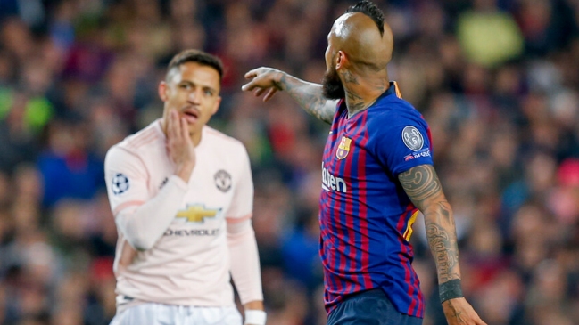 El saludo de Arturo Vidal y Alexis Sánchez en el duelo entre Barcelona y Manchester United