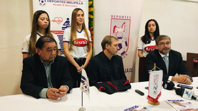 Deportes Melipilla presentó a Héctor Adomaitis como su nuevo director técnico