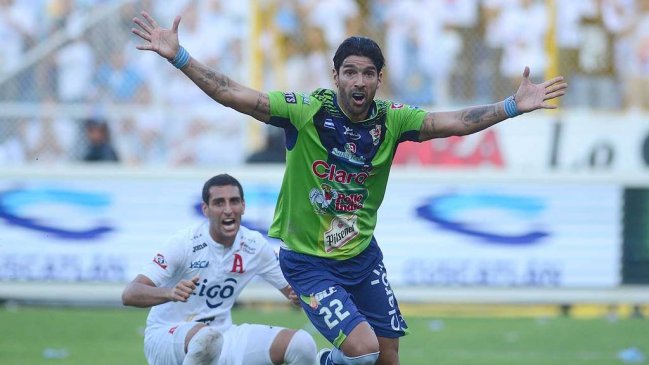 Sebastián Abreu regresa a El Salvador y seguirá su carrera como técnico-jugador