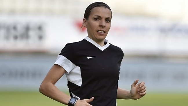 Una mujer arbitrará por vez primera un partido de la Ligue 1 en Francia