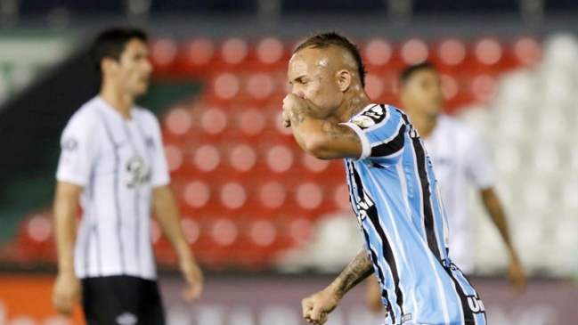 Gremio derrotó a Libertad y mete presión a Universidad Católica en la Copa Libertadores