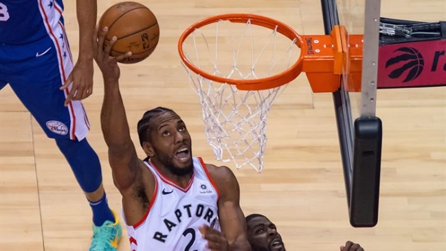 Kawhi Leonard adelantó a Raptors sobre los Sixers en la NBA