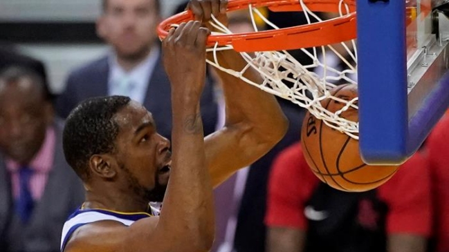 Durant volvió a ser la figura de los Warriors que tomaron ventaja sobre Rockets