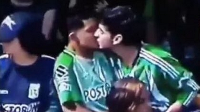 René Higuita defendió a hinchas que fueron captados besándose en partido de Atlético Nacional