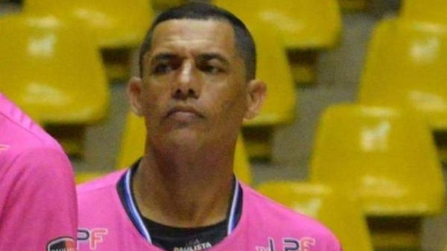 Un árbitro brasileño falleció tras sufrir infarto durante un partido de fútbol sala