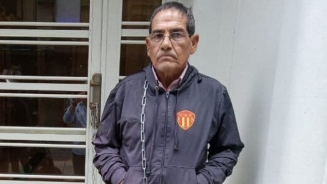Dirigente de club argentino se encadenó a la puerta de la AFA