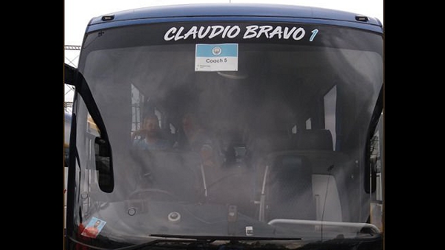 Claudio Bravo pagó un bus para trasladar a Wembley a hinchas de Manchester City